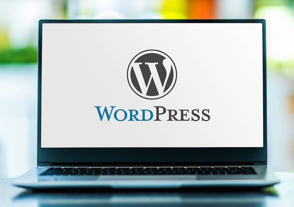 Wordpress auf dem Laptop mit verschwommenen Hintergrund